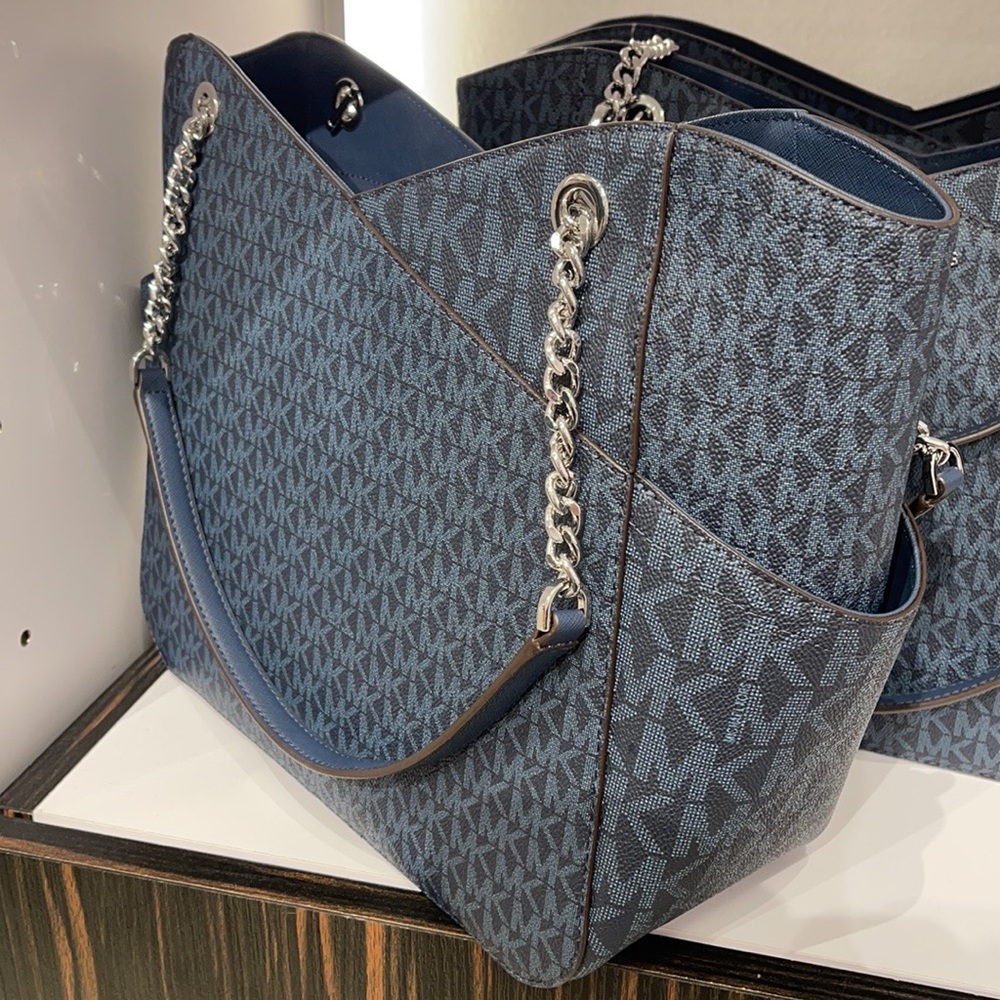 MICHAEL KORS
Jet Set Large Logo Shoulder Bag - Picture 15 of 16